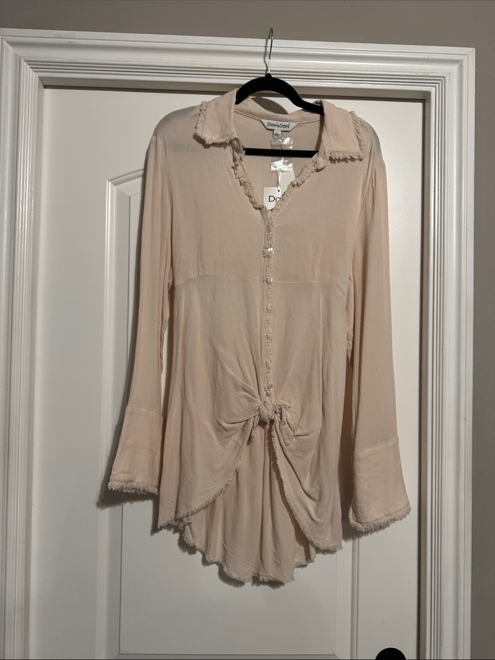 DAVI & DANI Cream Button-Front Tie-Hem Long Sleeve Top